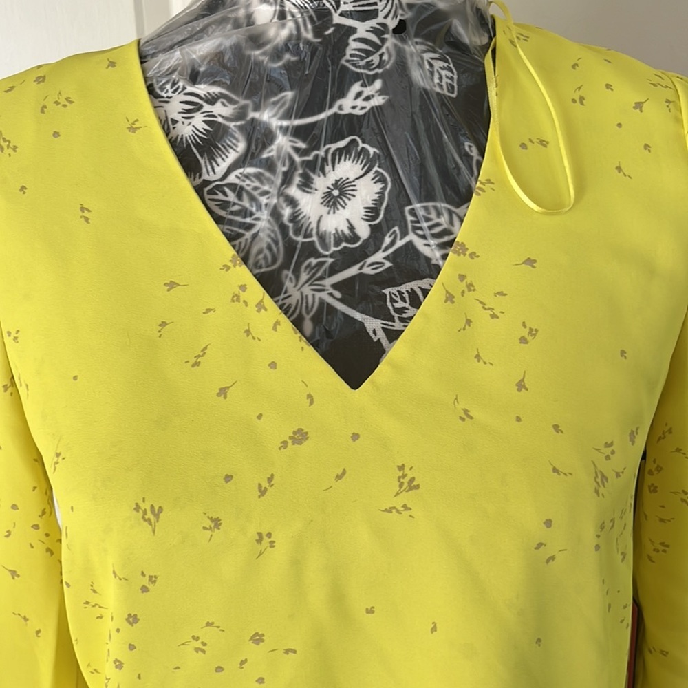Vince Camuto size XXS yellow print v-neck silky blouse 3/4 bell sleeve - Picture 5 of 15